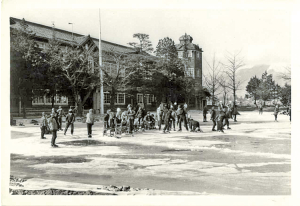 明治6(1873)年に作新学校の名称で学制による近代学校として誕生。その後、昭和48（1973）年に実質的に閉校し、100年の歴史に幕を下した。写真は昭和40年ごろに校庭に作ったスケートリンクでの競技会の様子。